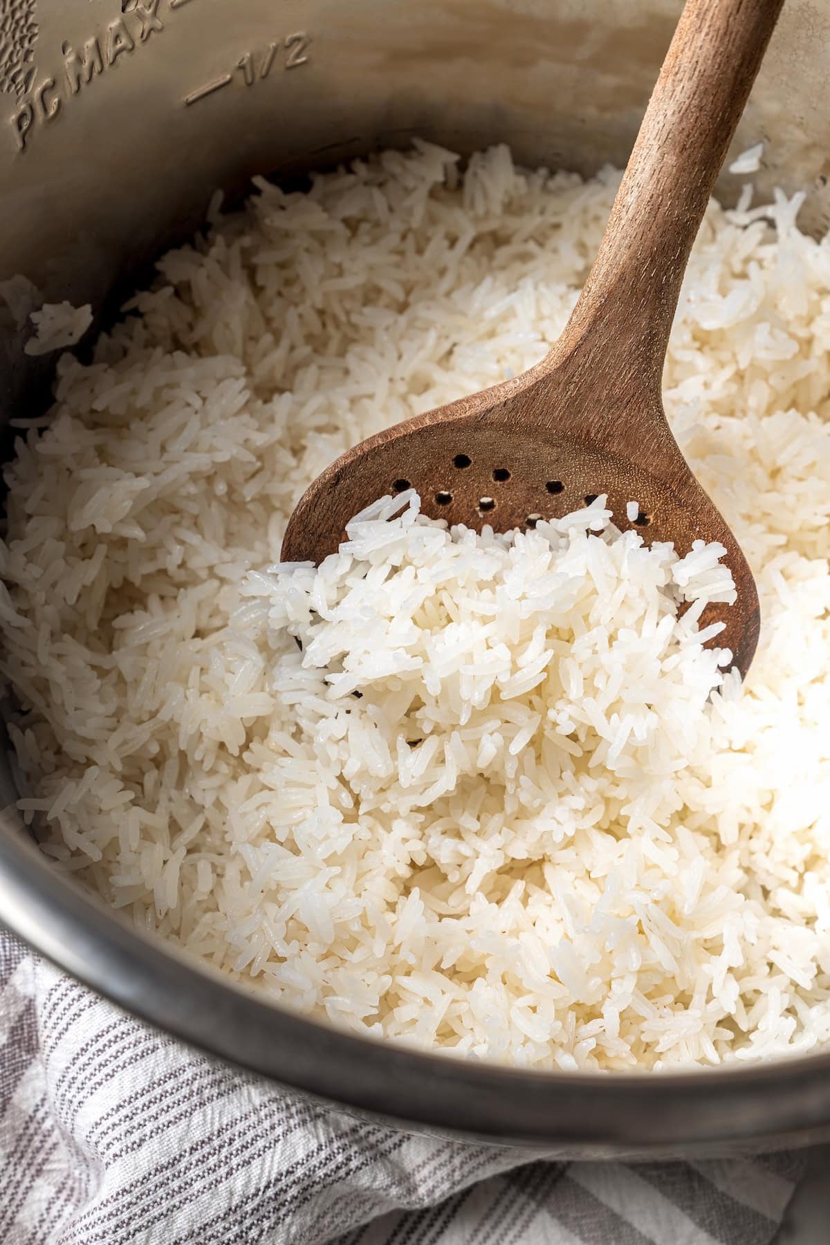 Stirring jasmine rice in instant pot