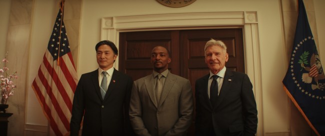 (L-R): Prime Minister Ozaki (Takehiro Hira), Captain America/Sam Wilson (Anthony Mackie), and President Thaddeus Ross (Harrison Ford) in Marvel Studios' CAPTAIN AMERICA: BRAVE NEW WORLD. Photo courtesy of Marvel Studios. © 2024 MARVEL.