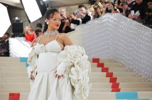 NEW YORK, NEW YORK - MAY 01: Rihanna attends The 2023 Met Gala Celebrating "Karl Lagerfeld: A Line Of Beauty" at The Metropolitan Museum of Art on May 01, 2023 in New York City. (Photo by Mike Coppola/Getty Images)